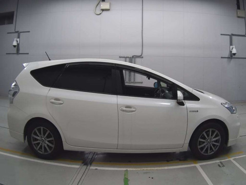 2013 Toyota Prius alpha ZVW41W[2]