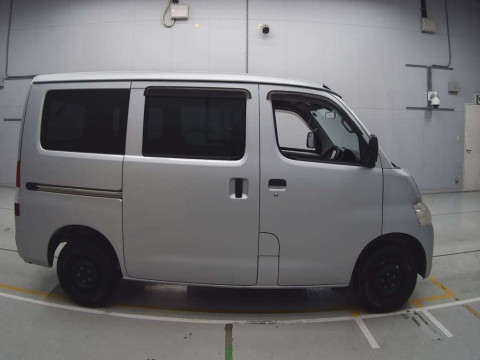 2011 Toyota Townace Van S402M[2]