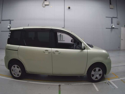 2010 Toyota Sienta NCP81G[2]