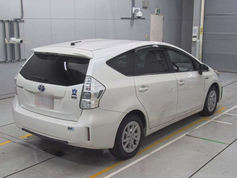 2012 Toyota Prius alpha ZVW41W[1]