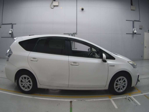 2012 Toyota Prius alpha ZVW41W[2]