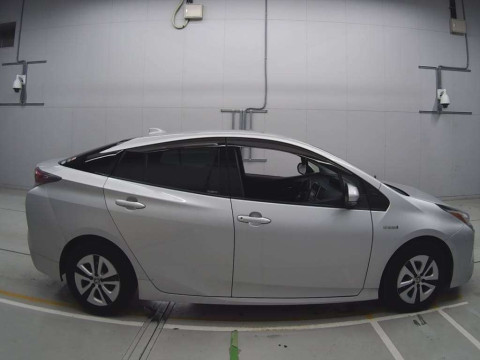 2015 Toyota Prius ZVW51[2]