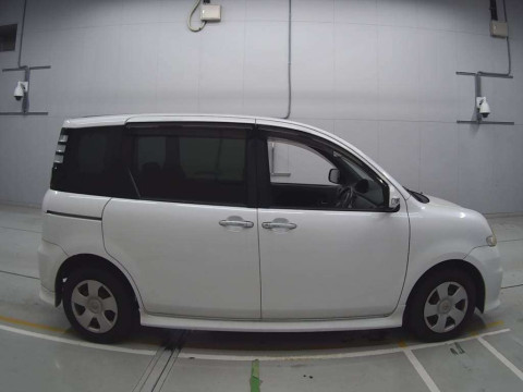 2010 Toyota Sienta NCP81G[2]