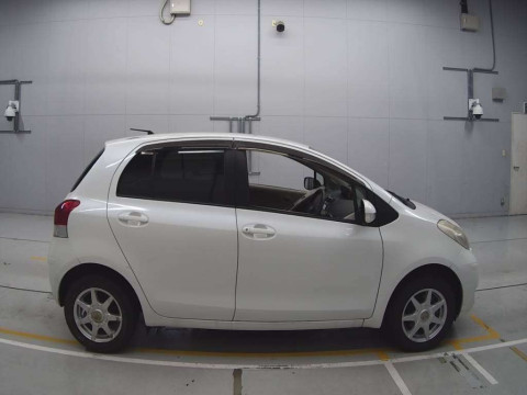 2009 Toyota Vitz SCP90[2]