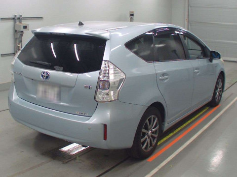 2011 Toyota Prius alpha ZVW40W[1]