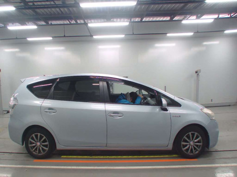 2011 Toyota Prius alpha ZVW40W[2]