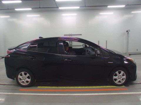 2016 Toyota Prius ZVW50[2]