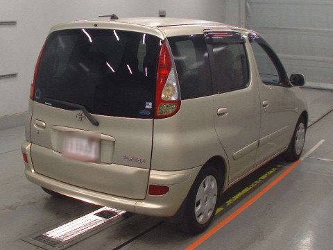 2004 Toyota Fun Cargo NCP20[1]