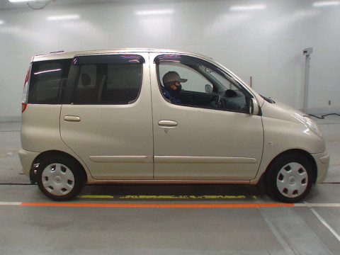 2004 Toyota Fun Cargo NCP20[2]