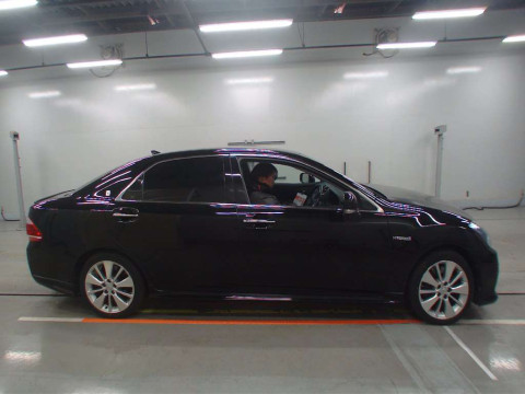 2011 Toyota Crown Hybrid GWS204[2]