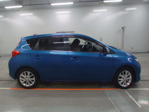 2013 Toyota Auris NZE181H[2]