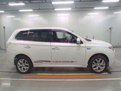 2013 Mitsubishi Outlander PHEV GG2W[2]