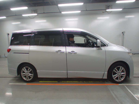 2013 Nissan Elgrand PNE52[2]