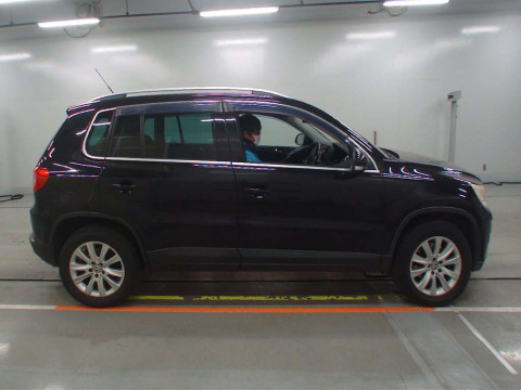 2009 Volkswagen Tiguan 5NCAW[2]