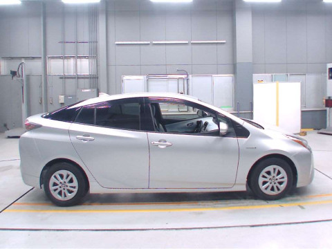 2016 Toyota Prius ZVW50[2]