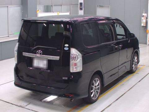 2011 Toyota Voxy ZRR70W[1]