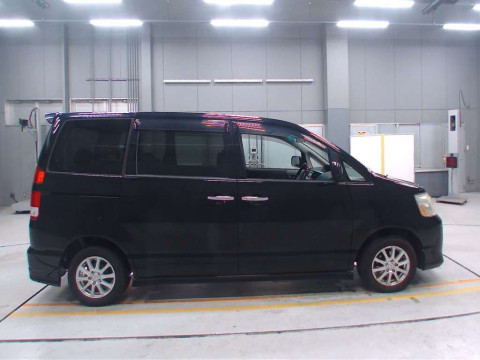 2007 Toyota Noah AZR60G[2]