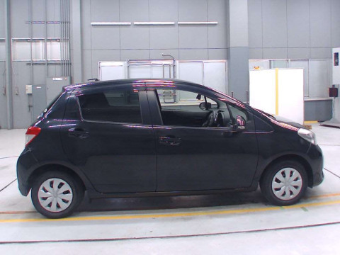 2014 Toyota Vitz NSP130[2]