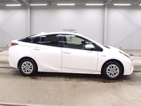 2018 Toyota Prius ZVW55[2]