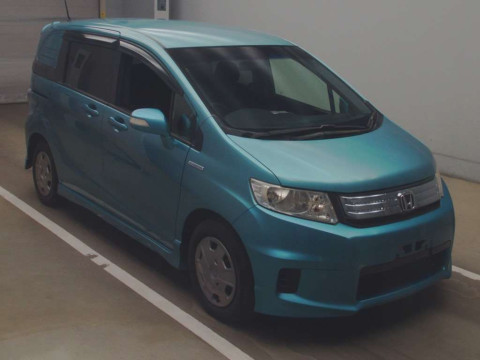 2013 Honda Freed spike hybrid GP3[2]