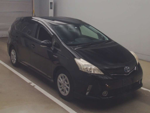 2013 Toyota Prius alpha ZVW41W[2]