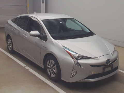 2016 Toyota Prius ZVW51[2]