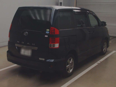 2005 Toyota Noah AZR65G[1]