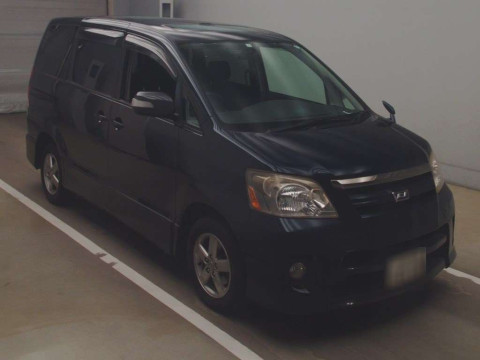 2005 Toyota Noah AZR65G[2]