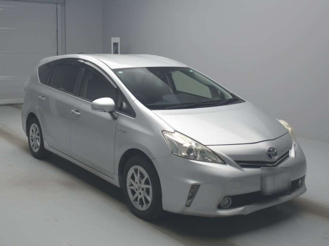 2014 Toyota Prius alpha ZVW41W[2]