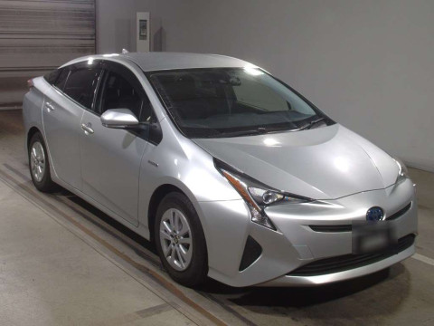 2017 Toyota Prius ZVW50[2]