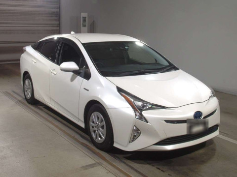 2017 Toyota Prius ZVW50[2]