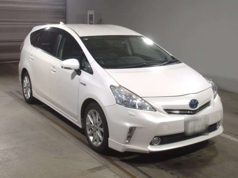 2011 Toyota Prius alpha ZVW41W[2]