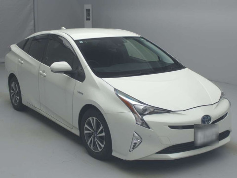 2017 Toyota Prius ZVW50[2]