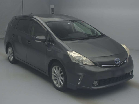 2011 Toyota Prius alpha ZVW41W[2]