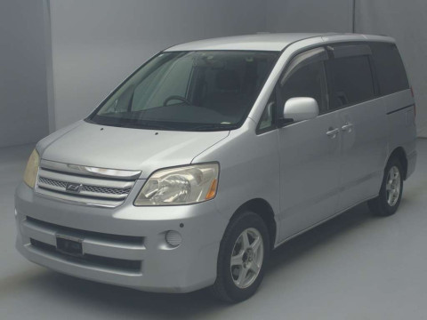 2004 Toyota Noah AZR60G[0]