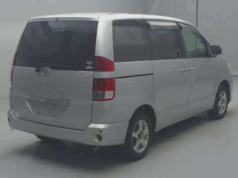 2004 Toyota Noah AZR60G[1]