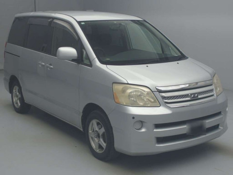 2004 Toyota Noah AZR60G[2]