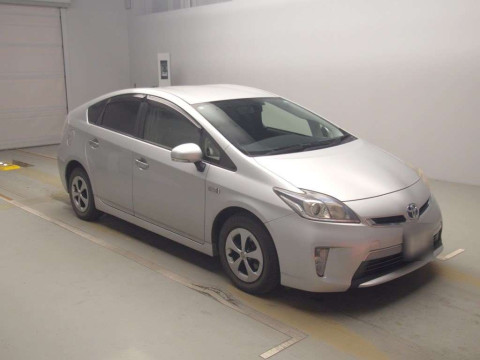 2013 Toyota Prius PHV ZVW35[2]