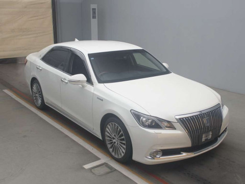 2013 Toyota Crown Majesta GWS214[2]