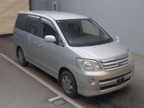 2005 Toyota Noah AZR60G[2]