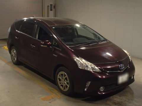 2014 Toyota Prius alpha ZVW41W[2]