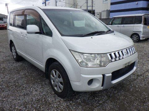 2012 Mitsubishi Delica D5 CV2W[2]