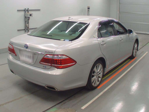 2010 Toyota Crown Hybrid GWS204[1]