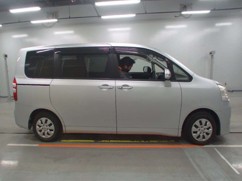 2012 Toyota Noah ZRR70G[2]