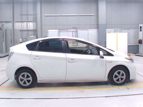 2013 Toyota Prius ZVW30[2]