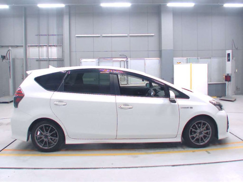 2015 Toyota Prius alpha ZVW40W[2]