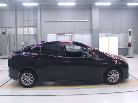 2016 Toyota Prius ZVW51[2]