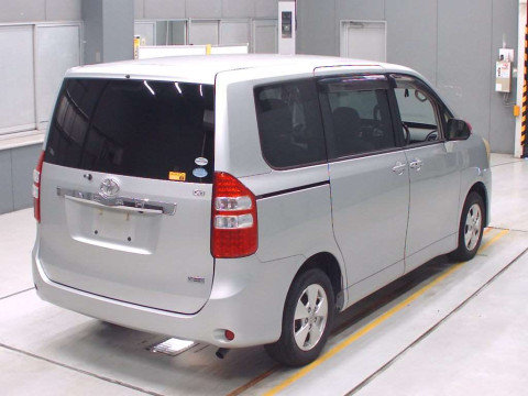 2010 Toyota Noah ZRR70G[1]