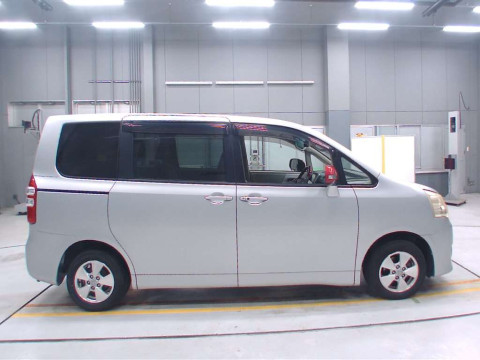 2010 Toyota Noah ZRR70G[2]