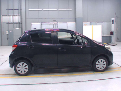 2013 Toyota Vitz NSP130[2]